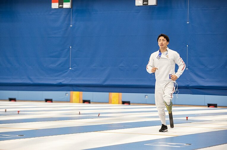 屋内練習場でのランニングで汗を流す加納慎太郎。剣道からフェンシングへ転身の理由は……。 ／ photograph by Nanae Suzuki