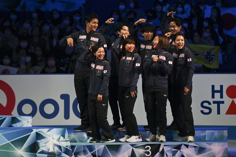 日本は3位。表彰台にてポーズを取る日本チームの面々　©Asami Enomoto