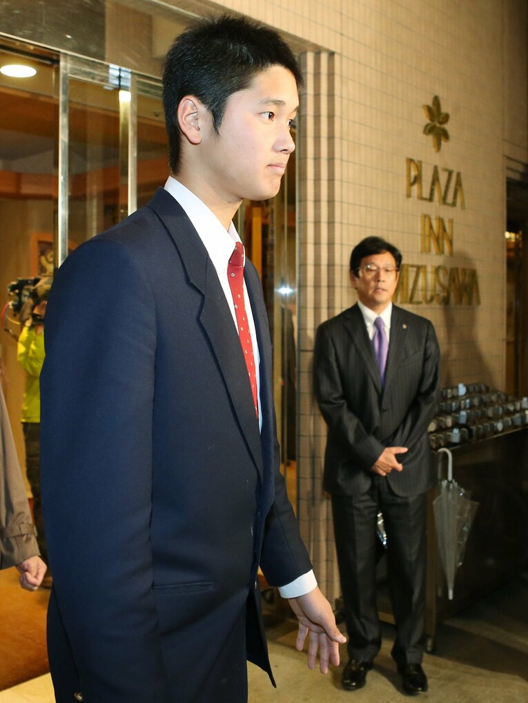 メジャー希望も、交渉の末に日本ハム入団を決めた大谷。後ろはホテルを出る大谷を見守る栗山英樹監督　©JIJI PRESS