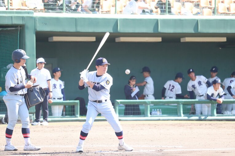 試合前のノックを行う須江航監督　©Genki Takguchi