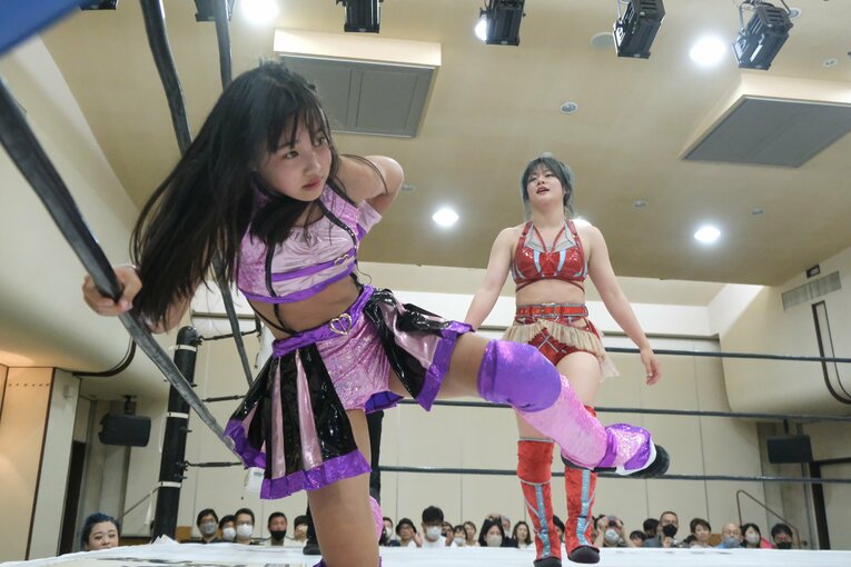 “中学生レスラー”の華麗な飛び技…「一番緊張した」チャンピオンとの一騎打ちで美蘭が見せた“成長の証”　受験勉強との両立が今後の悩み？(56)