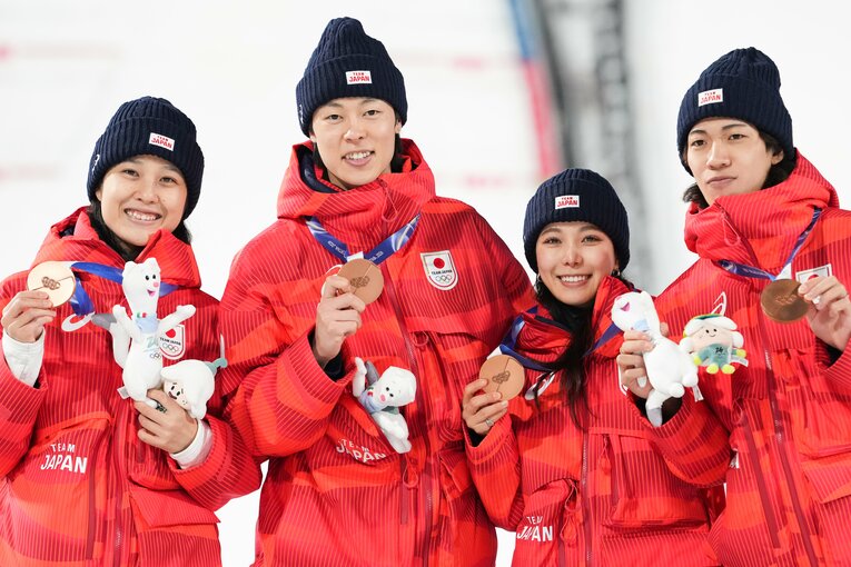 ミラノ五輪ジャンプ混合団体で銅メダルを獲得した日本チーム　©Tsutomu Kishimoto／JMPA