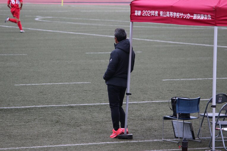 トレーニングマッチを見つめる福重良一監督　©Number Web
