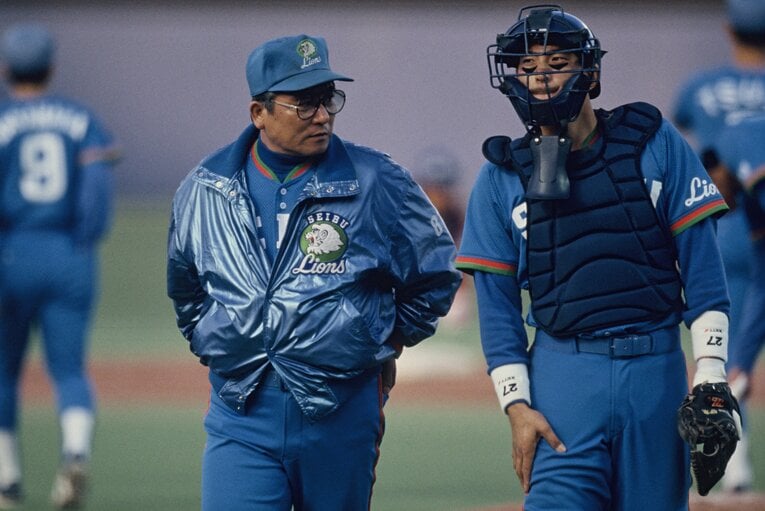 正捕手の伊東勤と話し込む森祇晶監督。伊東も後に西武の監督として日本シリーズを制覇した　©Sports Graphic Number