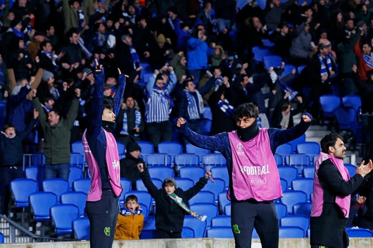 【映像に映らないタケクボの素顔／全13枚中の9枚目】味方のゴールにわ～い　©Daisuke Nakashima