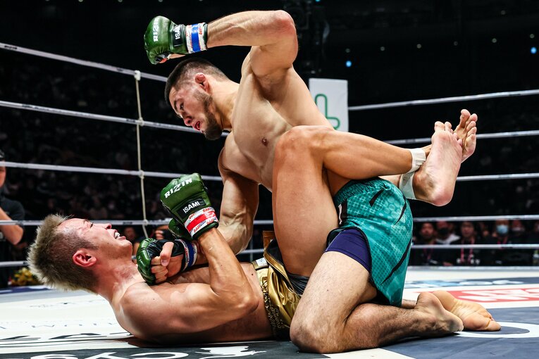 グラウンドで強烈な鉄槌を打ち下ろすシェイドゥラエフ　©RIZIN FF Susumu Nagao