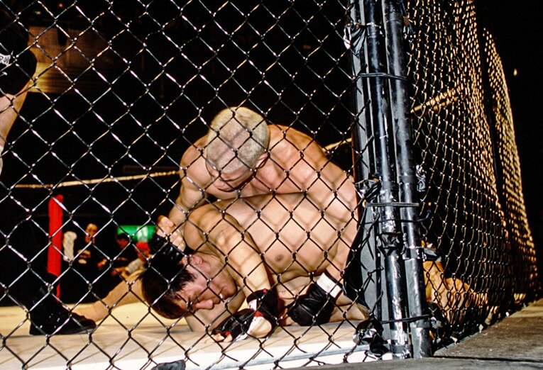 近藤有己はティト・オーティズの猛攻を受け、ネックロックで敗れた　©Susumu Nagao