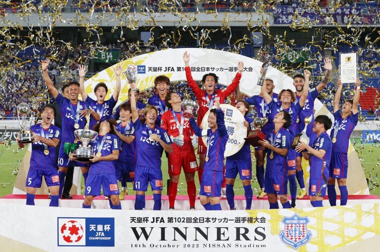 J1相手に天皇杯初優勝を果たしたJ2で18位のヴァンフォーレ甲府。その下克上を祝い、10月29日には山梨県甲府市で祝勝パレードが行われた ／ photograph by JIJI PRESS