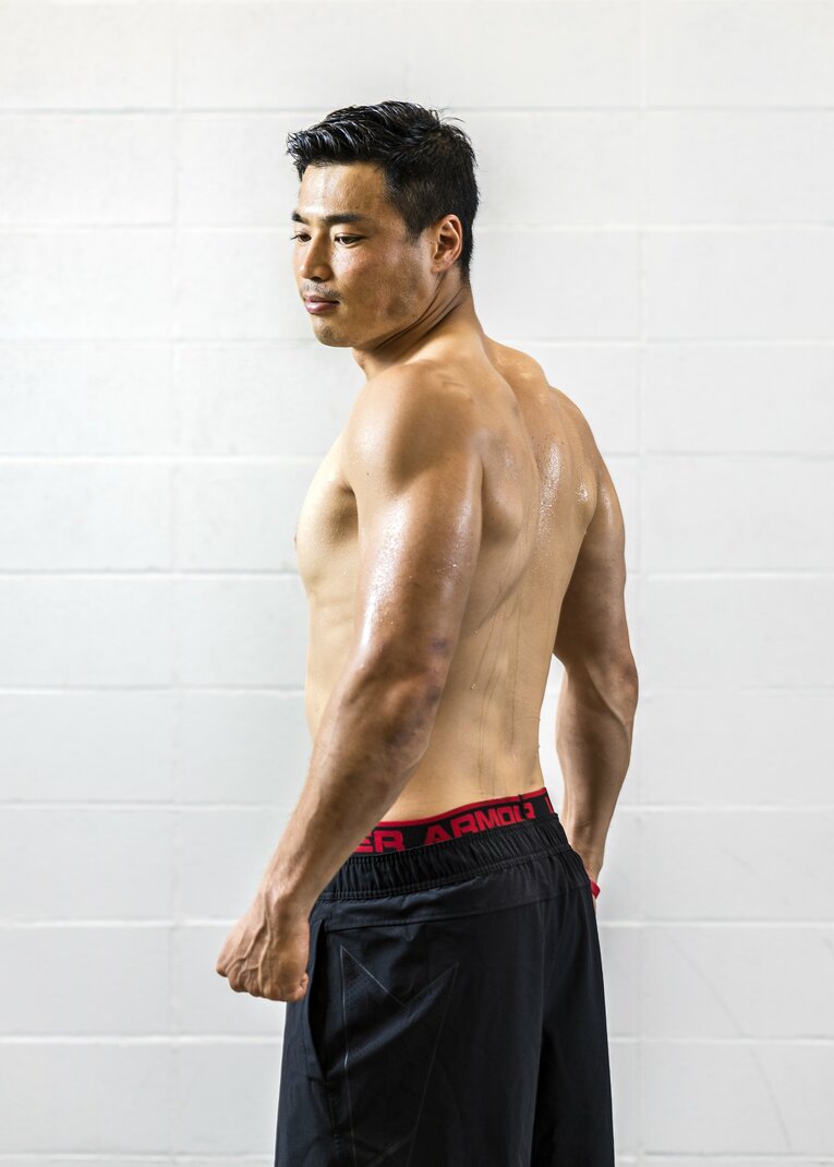 Number Doのインタビュー取材にて肉体を披露する山田章仁（2017年）©Takuya Sugiyama