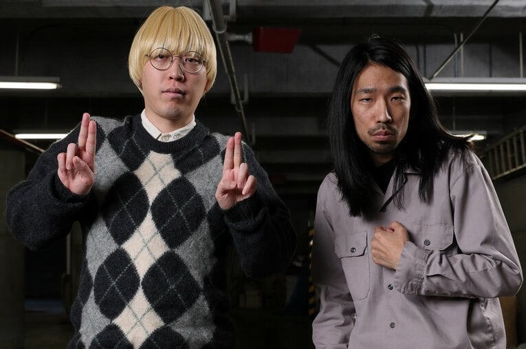 結成12年で4年連続M-1決勝出場となった真空ジェシカ。川北茂澄（ボケ、ネタ作り担当、右）とガク（ツッコミ担当）。おぎやはぎやアンタッチャブルと同じ人力舎所属 ／ photograph by Shigeki Yamamoto