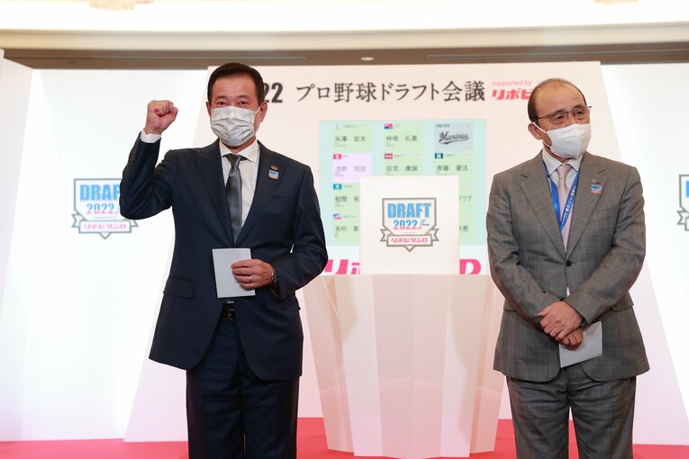 10月20日のドラフト会議。1巡目、高松商・浅野翔吾外野手の交渉権を獲得してガッツポーズする巨人・原辰徳監督。右は阪神・岡田彰布監督　©JMPA