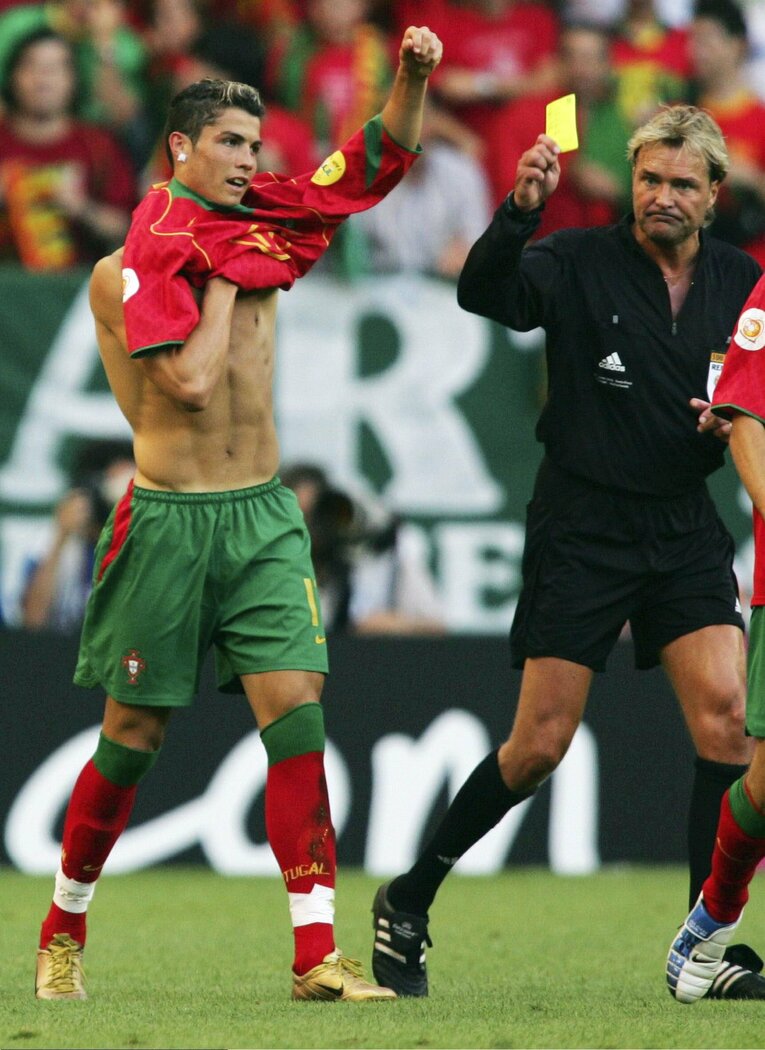 EURO2004 　ゴールを決めて裸になってイエローカードをもらうロナウド　(C)Getty Images
