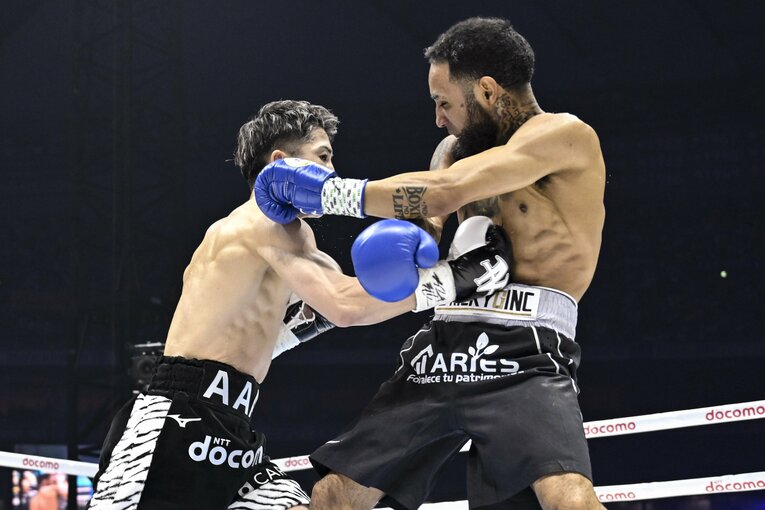 井上尚弥の強烈なボディ。ナイフのような鋭いパンチの応酬は、ネリの気持ちを削いでいった　©︎Hiroaki Yamaguchi