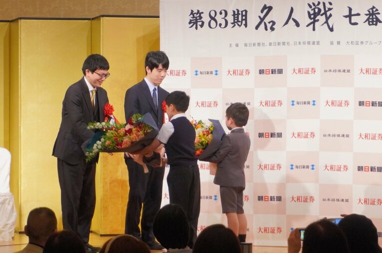 名人戦前夜祭では将棋を愛好する子供から両対局者に花束贈呈された　©NumberWeb