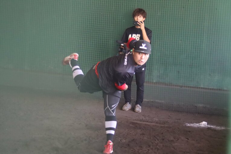 ジャパンウィンターリーグ開幕前、データ計測のために投球練習する内間　©Kou Hiroo