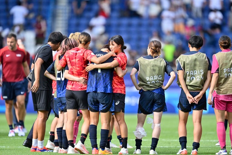 【なでしこ超新星】アメリカ戦後、涙する主将の熊谷をハグする谷川（全14枚中の12枚目）　©Takuya Nakachi/JMPA