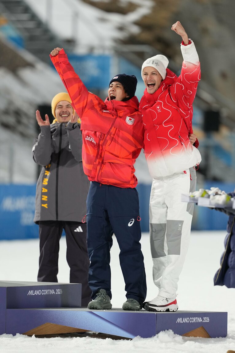 メダルセレモニーでの二階堂蓮。同点で銅メダルを分け合ったグレゴア・デシュバンデン（スイス）と大喜び　©Tutomu Kishimoto / JMPA