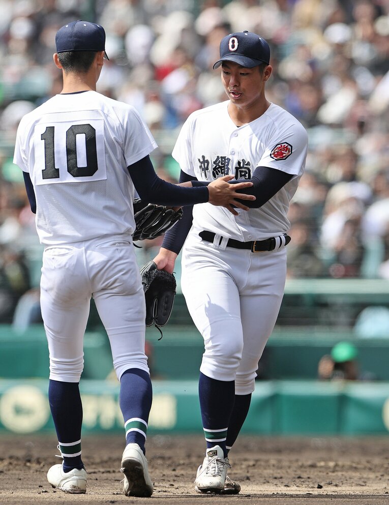 センバツ1回戦で帝京に敗れた沖縄尚学。8回途中で逆転され新垣有絃にマウンドを託す末吉良丞　©JIJI PRESS