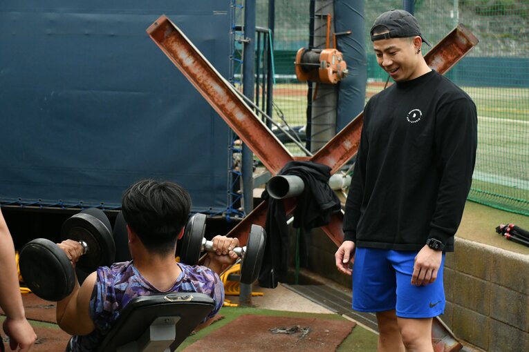 トレーナーの指導を受ける藤嶺藤沢高のナイン　©Zen Suzuki