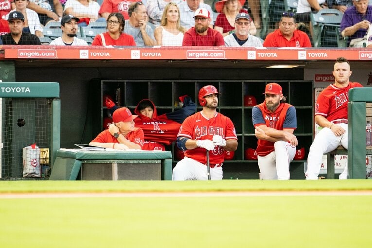 パーカー着替え　©Nanae Suzuki