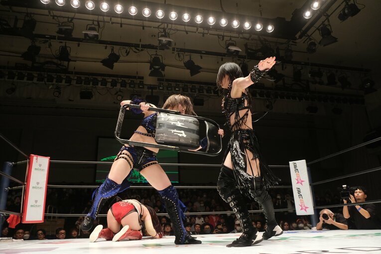 上谷に対してイス攻撃まで繰り出した