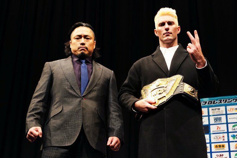 ポーズをとる後藤洋央紀とザック・セイバーJr.　©Essei Hara