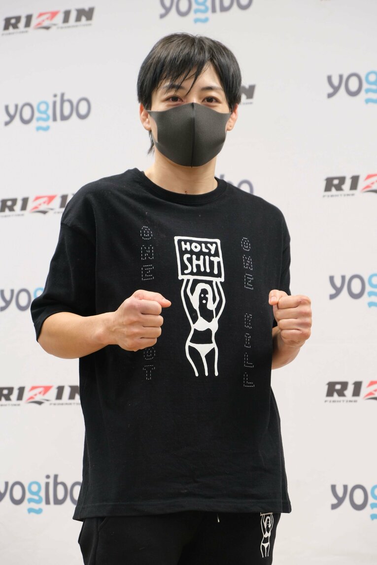 会見での浜崎と藤野　©RIZIN FF