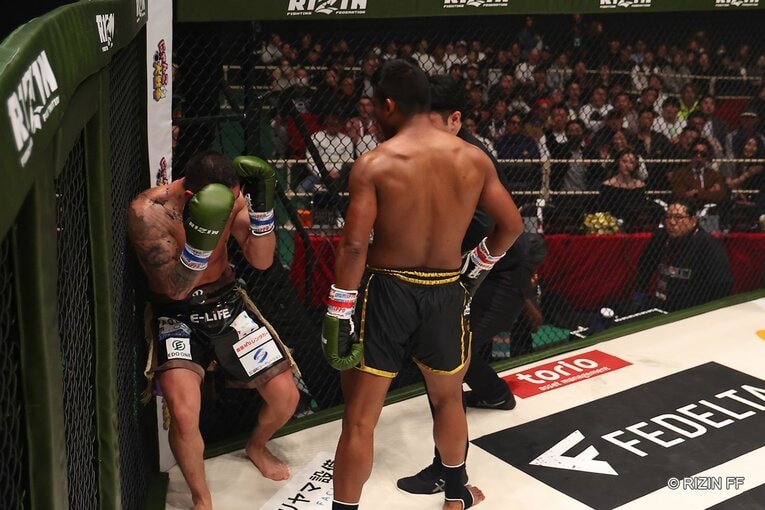 ヒザ蹴りのダメージで腰を落とす木村ミノル　©RIZIN FF