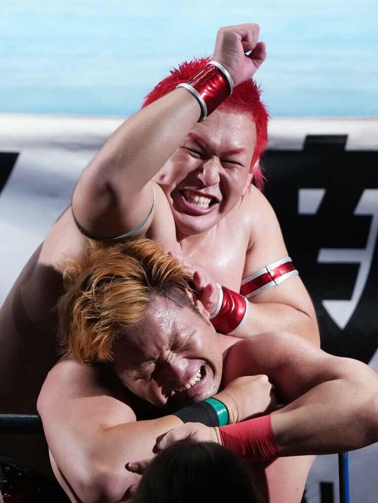 決勝戦。場外で宮原健斗を攻める本田竜輝　©Essei Hara