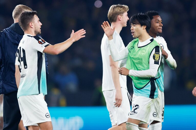 フェルトマンと嬉しそうにハイタッチ　©Daisuke Nakashima