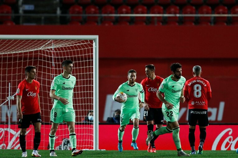 久保建英の“劇的決勝ゴール後に消えた疾走”は「客席に飛び込みたかったけど高すぎて無理」だった？《カメラマンが見た真相》(38)