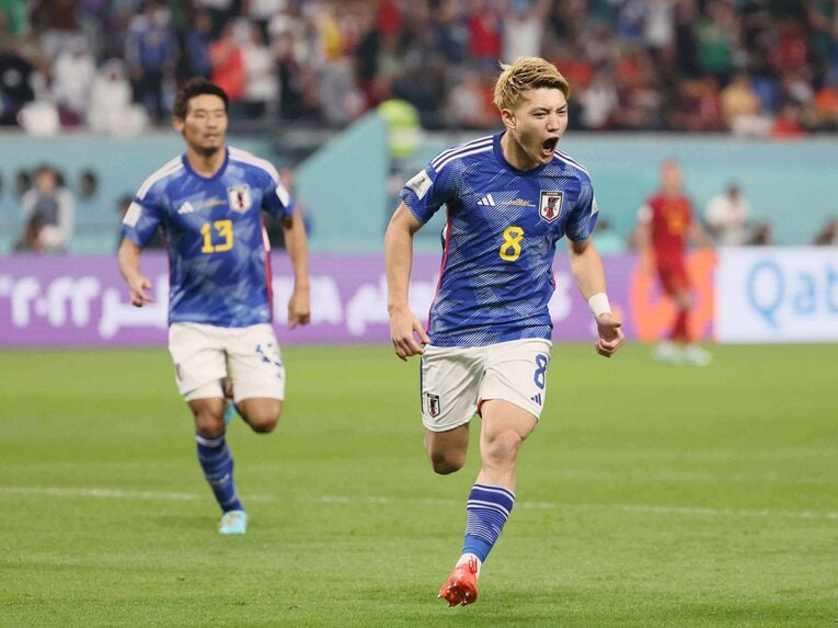 2022年カタールW杯スペイン戦でゴールを決める堂安　©JIJI PRESS