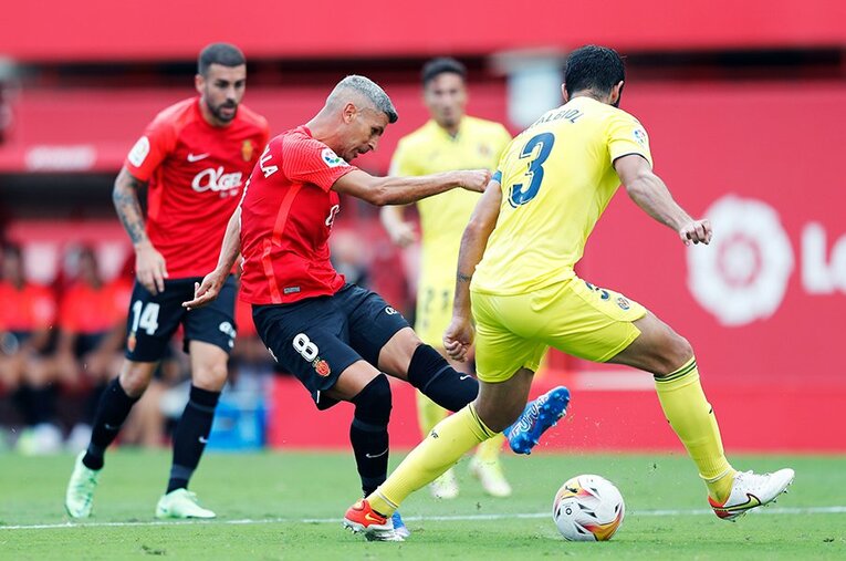 「クボ、ユニフォームちょうだい！」久保建英の“ティキタカ”は地元の子供、タクシー運転手にも人気… ビジャレアル相手に見せた敬意とは〈激写〉(30)