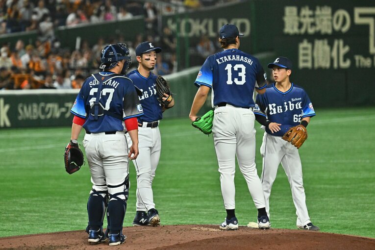 大きな選手たちに囲まれると一際小柄に映る滝澤。しかしその体には大きなパワーを秘めている　©Hideki Sugiyama