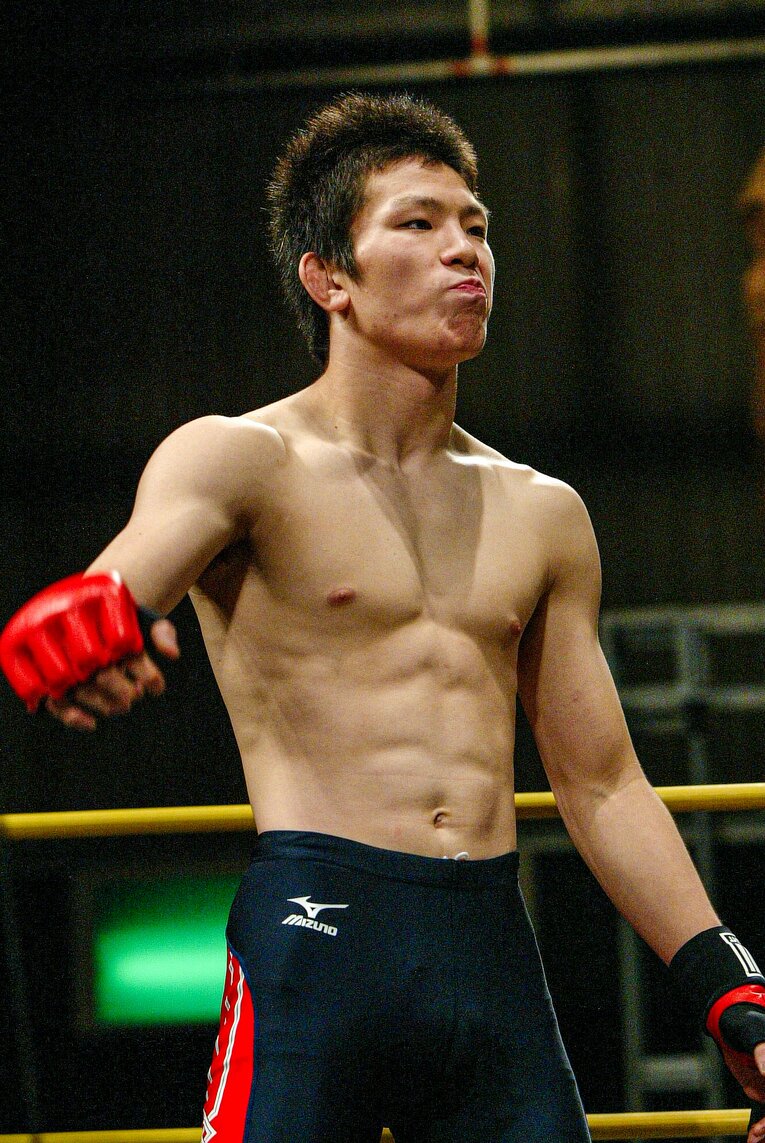 2004年7月3日、DEEPのウェルター級トーナメントに出場した青木真也（当時21歳）　©Susumu Nagao