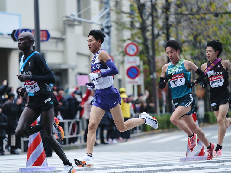 1区序盤で飛び出した駿河台大・レマイヤン。駒大の篠原倖太朗、青学大の荒巻朋熙、國學院大の伊地知賢造の3人が追う展開に　©Yuki Suenaga