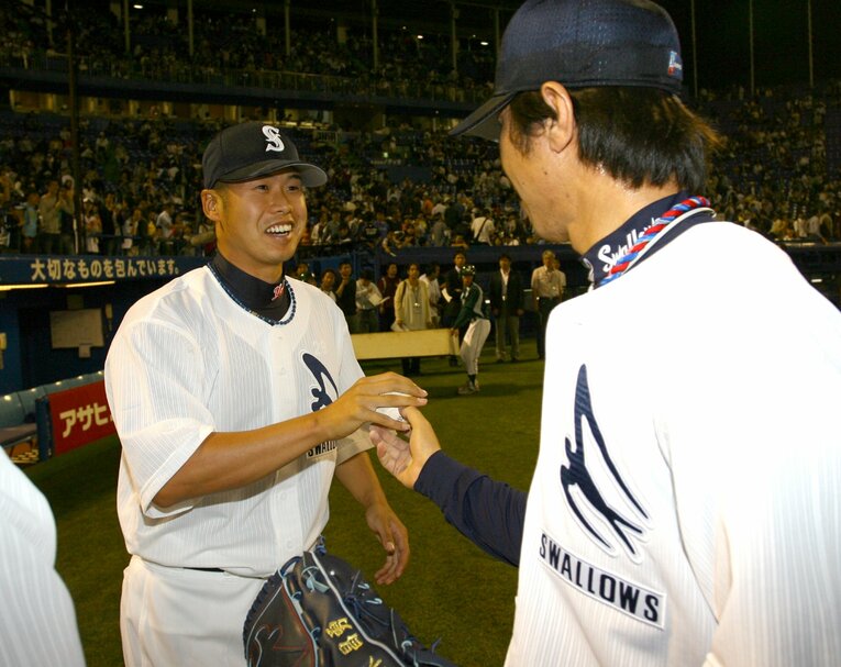 育成契約で入団したヤクルトで移籍後初勝利を掴んだ2009年6月30日。守護神・林昌勇からウイニングボールを受け取った©Sankei Shimbun