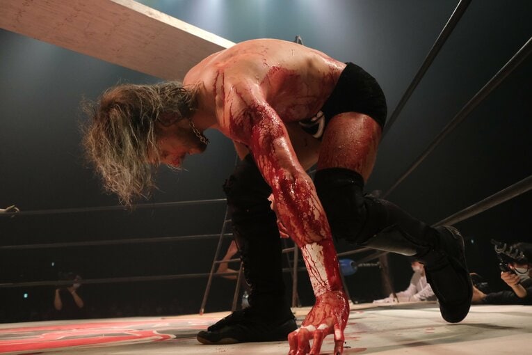 カリスマ葛西純「世の中は無駄な血を一滴も流すな」 頬を串刺し、人間ダーツ…それでもデスマッチが“ただの残虐ショー”ではない理由(47)