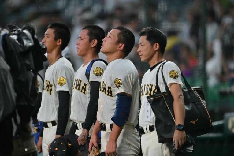 神村学園に敗れ、涙をこらえる馬庭　©Hideki Sugiyama