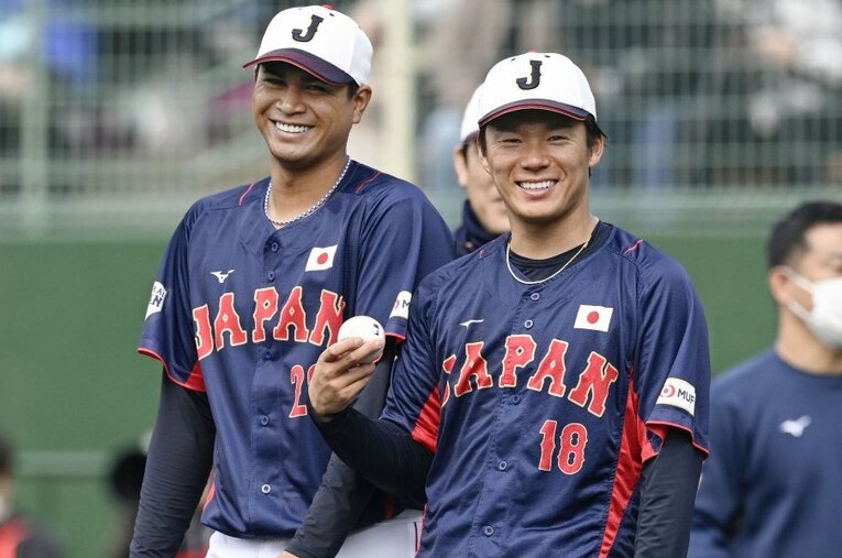 WBC宮崎合宿に合流し、ともにオリックスから選出された山本由伸（右）らと笑顔で練習に参加した宇田川優希（24歳） ／ photograph by KYODO