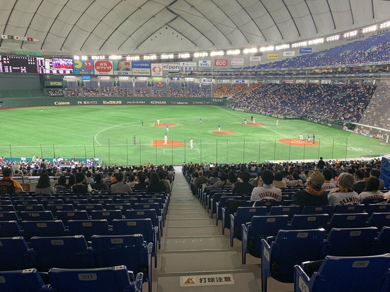 上限1万人の観客。マスク着用で、大きな声援は禁止である