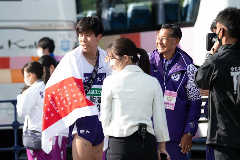 2020年全日本大学駅伝では優勝、アンカーの田澤（左）とインタビューに応じる大八木監督　©Asami Enomoto