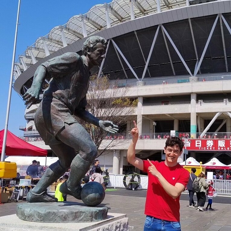 カシマスタジアムのジーコ像にて　※本人提供