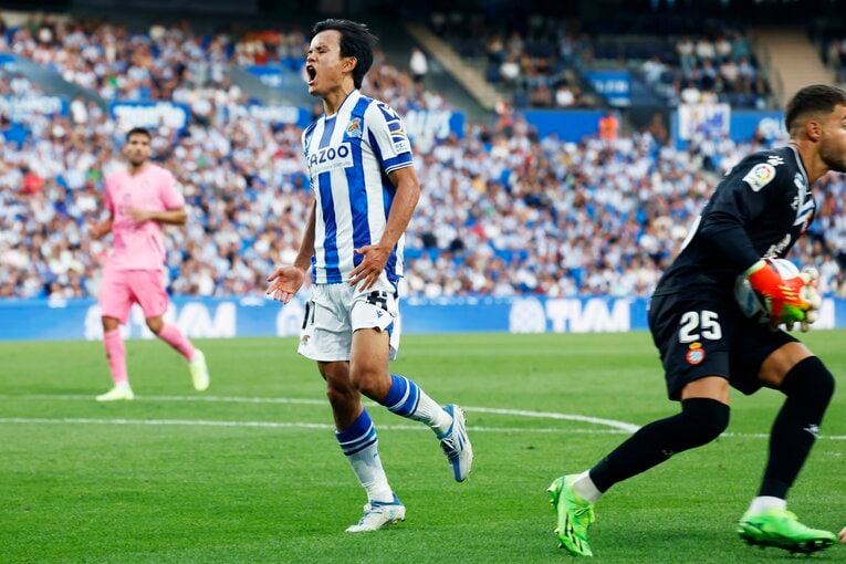 「KUBOコール」や「武房、シャツくれませんか」日本語メッセージの少年、猛プレスに感謝のハグ…“久保建英リーガ100戦目の進化”を撮った(28)