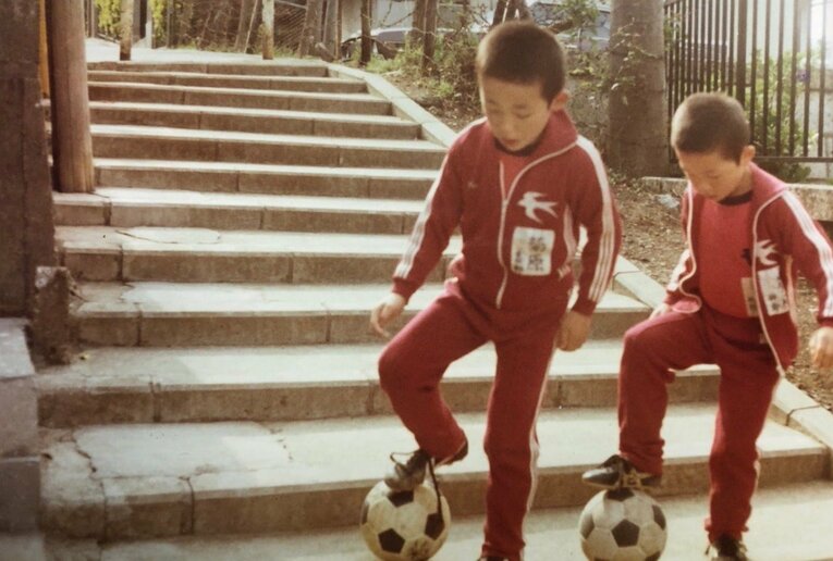 父が兄弟に課した階段ドリブルの様子。「つばめSC」のジャージにスパイクを履き、毎朝ボールを追いかけていた（写真：本人提供）