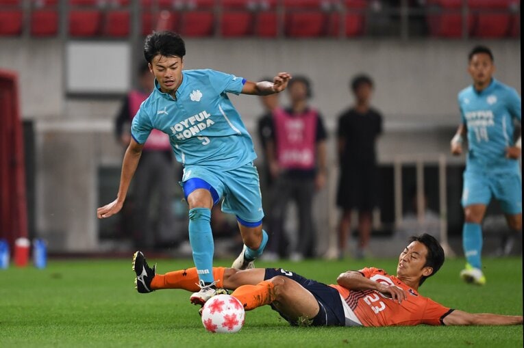 2017年、天皇杯でプレーする筑波大学時代の三笘薫（20歳）©Etsuo Hara/Getty Images