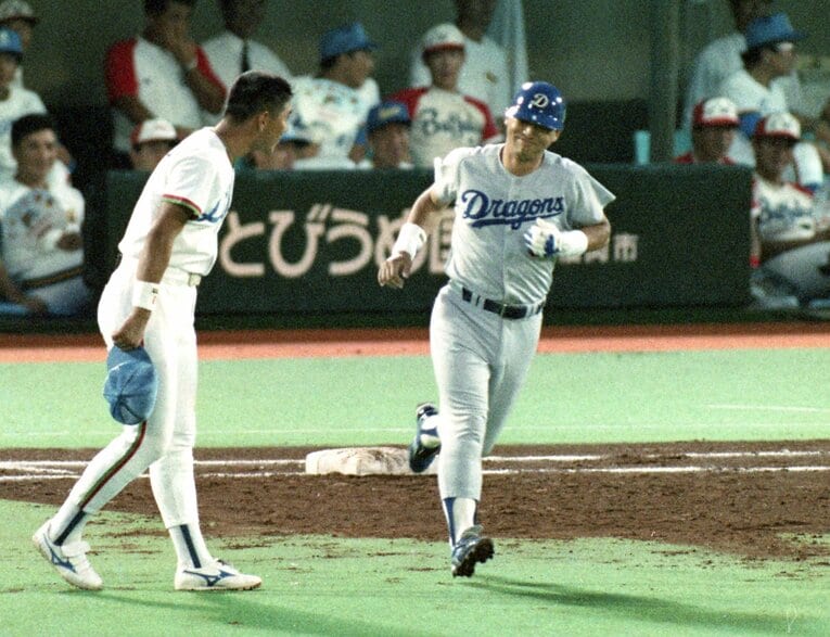 1990年のオールスター。落合がホームランを打ち、脱帽して迎える清原　©Sankei Shimbun