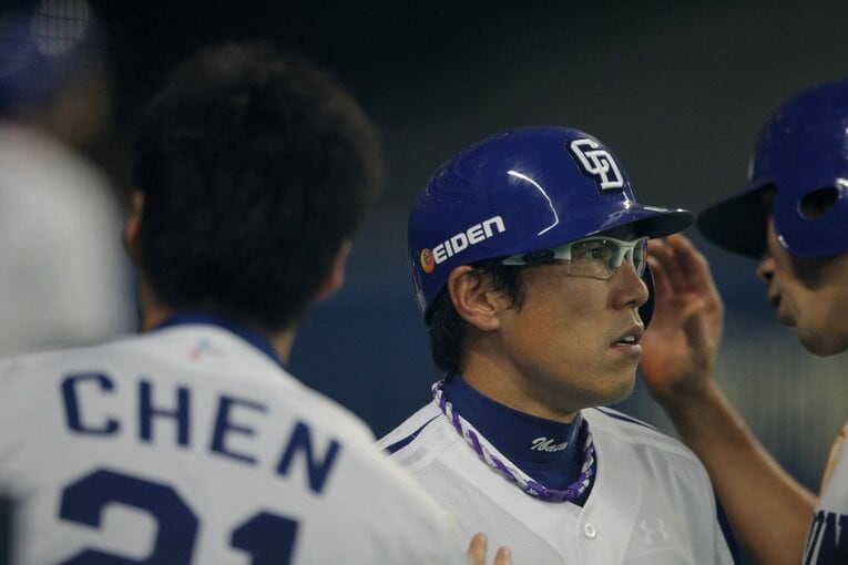 眼の病気との闘いを経てからはプレー中にメガネを装着することも　©︎Tamon Matsuzono