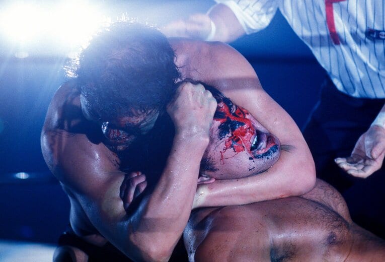 阿修羅のような猪木のチョーク・スリーパーがムタを襲う