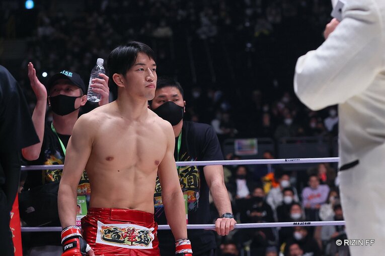 決勝のリングに上がった朝倉海。この時すでに右拳を骨折していた　©RIZIN FF